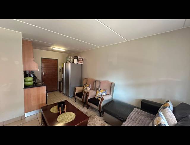 2 BEDROOM FLAT FOR SALE IN OLIFANTSVLEI